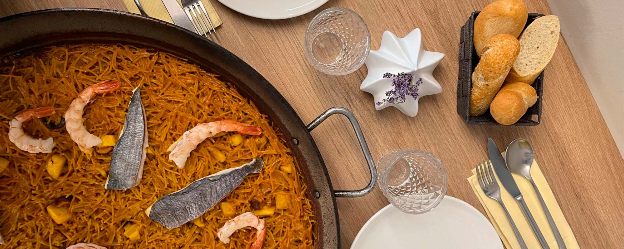 Paellas y Arroces en Moraira: Tradición y Sabor Mediterráneo en Sand